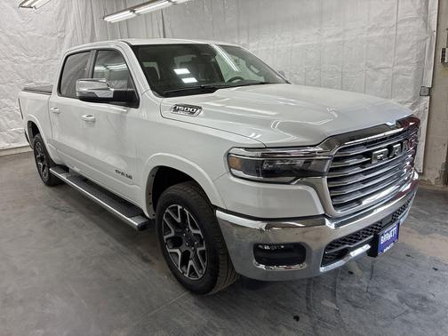 Ivory White Tri-Coat Pearlcoat 2025 RAM 1500 Laramie
