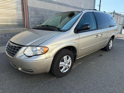Linen Gold Metallic Clearcoat 2005 Chrysler Town & Country Base
