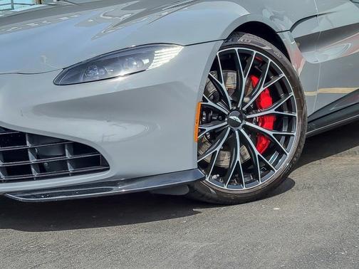 2022 Aston Martin Vantage Base