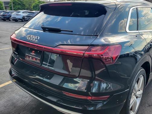 2019 Audi e-tron Premium Plus