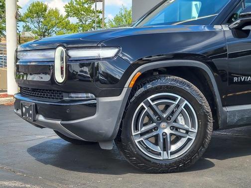 2025 Rivian R1S Adventure