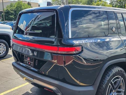 2025 Rivian R1S Adventure
