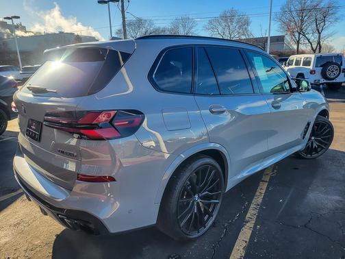2025 BMW X5 M60i