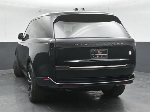 2025 Land Rover Range Rover P615 SV
