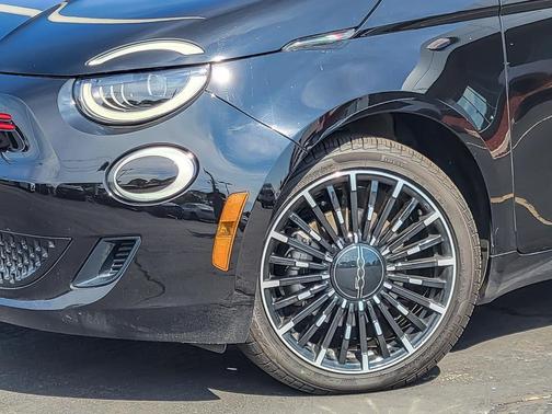 2024 FIAT 500e Base