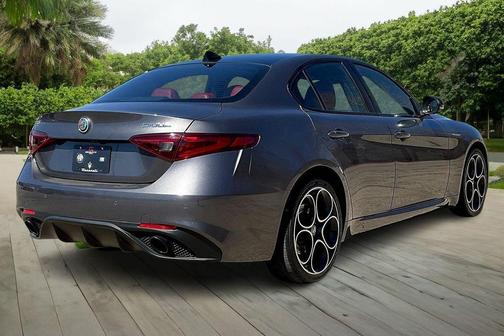 Vesuvio Gray Metallic 2022 Alfa Romeo Giulia Veloce