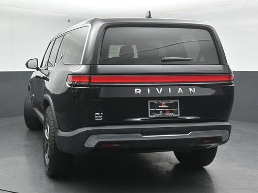 2025 Rivian R1S Adventure