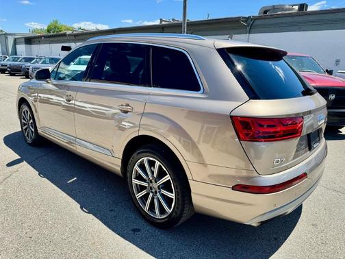 Cobra Beige Metallic 2018 Audi Q7 3.0T Premium Plus