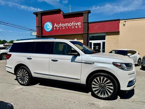 White 2019 Lincoln Navigator Reserve