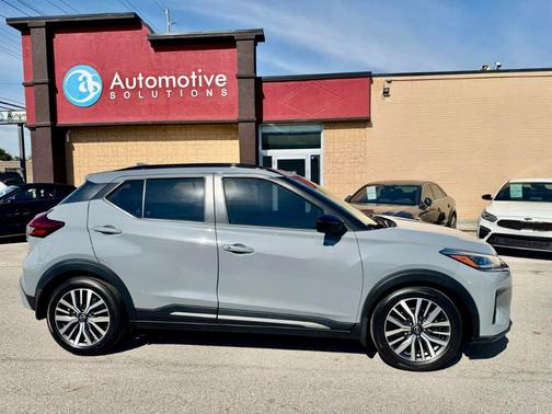 Boulder Gray Pearl 2023 Nissan Kicks SR