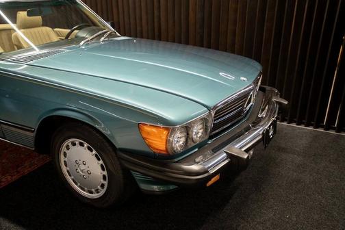 Turquoise 1987 Mercedes-Benz SL-Class 560SL