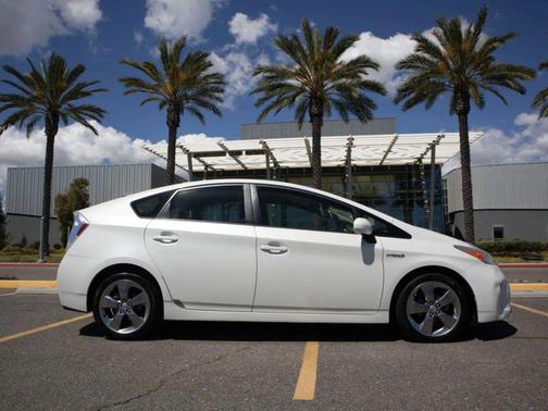 Blizzard Pearl 2013 Toyota Prius Three SE