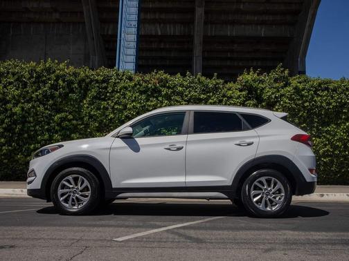 Dazzling White 2017 Hyundai TUCSON SE