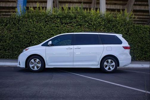 Super White 2019 Toyota Sienna LE