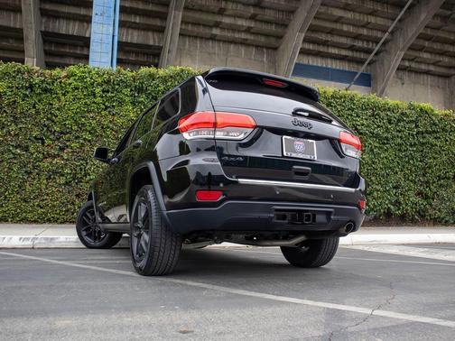 Diamond Black Crystal Pearlcoat 2017 Jeep Grand Cherokee Limited