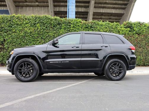 Diamond Black Crystal Pearlcoat 2017 Jeep Grand Cherokee Limited
