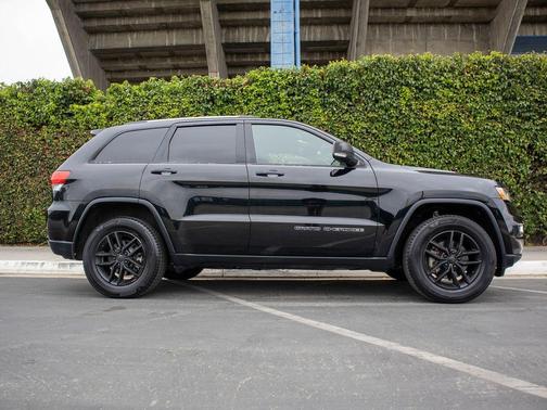 Diamond Black Crystal Pearlcoat 2017 Jeep Grand Cherokee Limited