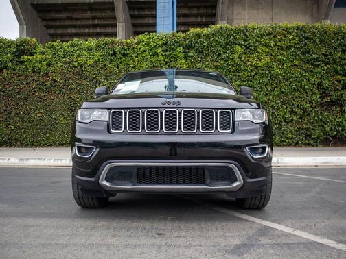 Diamond Black Crystal Pearlcoat 2017 Jeep Grand Cherokee Limited
