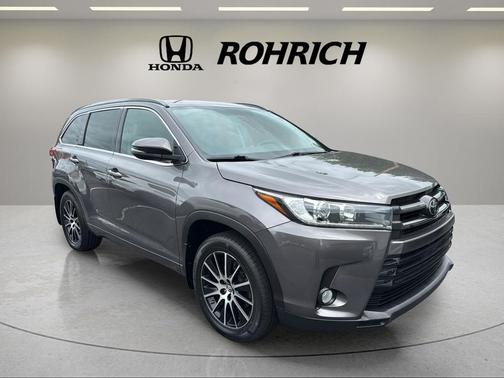 Predawn Gray Mica 2017 Toyota Highlander SE