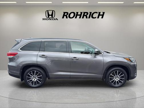 Predawn Gray Mica 2017 Toyota Highlander SE
