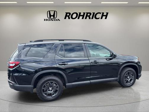 Crystal Black Pearl 2025 Honda Pilot TrailSport