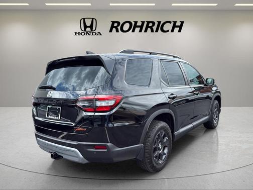 Crystal Black Pearl 2025 Honda Pilot TrailSport
