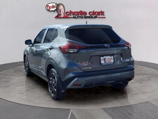 Gun Metallic 2024 Nissan Kicks S