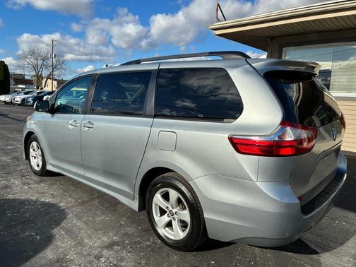 2019 Toyota Sienna LE