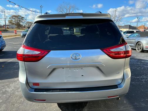 2019 Toyota Sienna LE