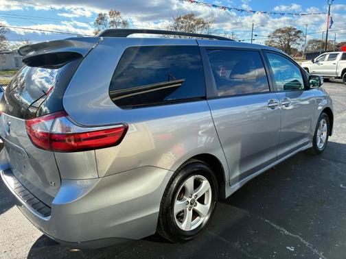 2019 Toyota Sienna LE