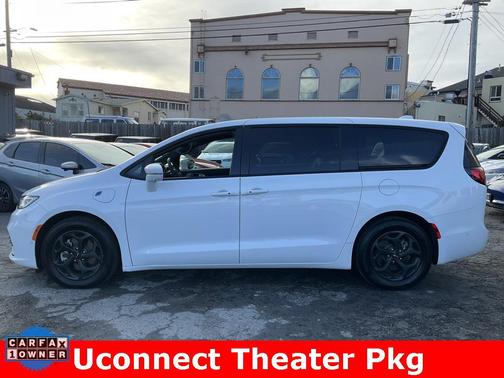 2022 Chrysler Pacifica Hybrid Touring L