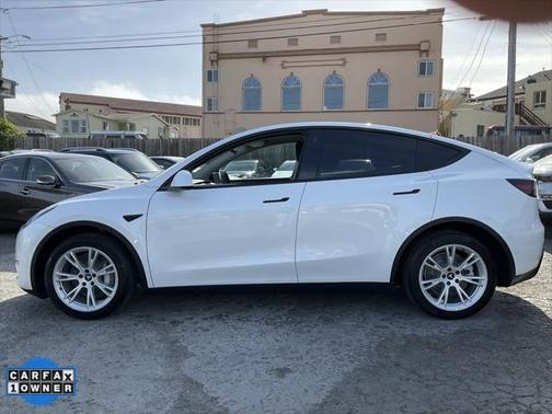 2022 Tesla Model Y Long Range Dual Motor All-Wheel Drive