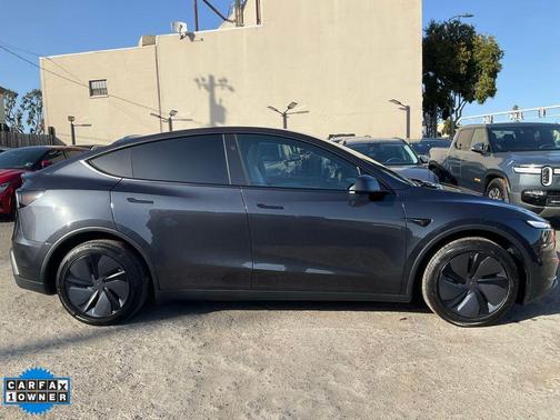 2026 Tesla Model Y Standard Rear-Wheel Drive