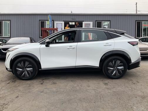 Everest White Pearl Tricoat/Black Diamond Pearl 2024 Nissan ARIYA EVOLVE+ FWD