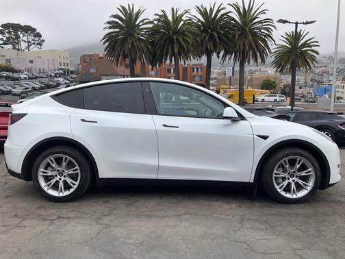 Pearl White Multi-Coat 2024 Tesla Model Y Long Range