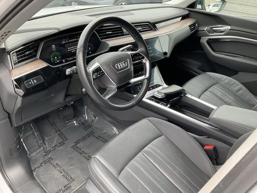 2019 Audi e-tron Premium Plus