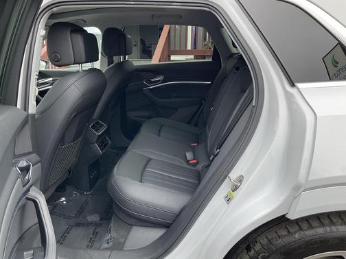 2019 Audi e-tron Premium Plus