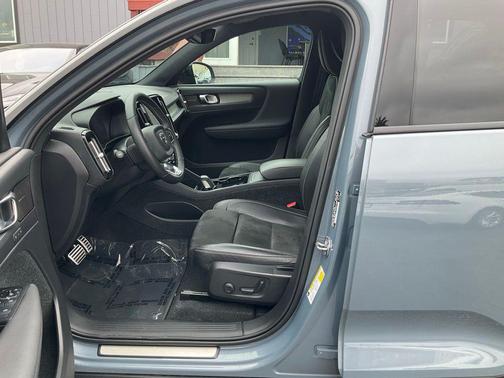 Thunder Grey Metallic 2021 Volvo XC40 Recharge Pure Electric P8