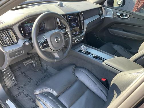 2024 Volvo XC60 Recharge Plug-In Hybrid T8 Ultimate Black Edition