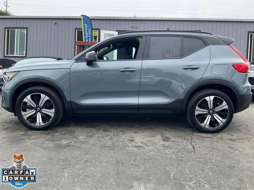 Silver Dawn Metallic 2023 Volvo XC40 Recharge Pure Electric Twin Plus