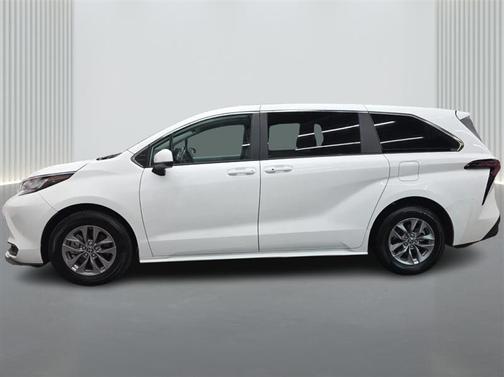 2025 Toyota Sienna LE