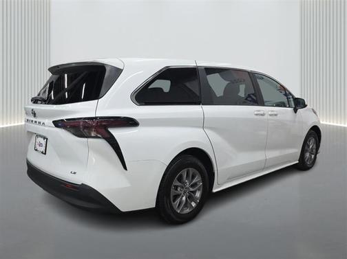 2025 Toyota Sienna LE