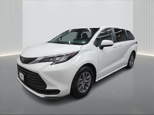 2025 Toyota Sienna LE