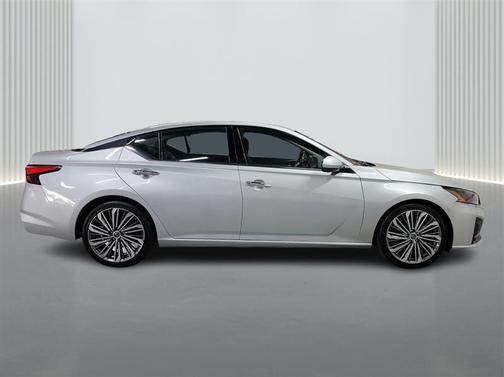 Silver 2023 Nissan Altima 2.5 SL