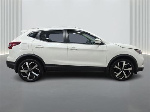 White 2022 Nissan Rogue Sport SL
