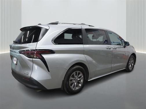 2024 Toyota Sienna LE