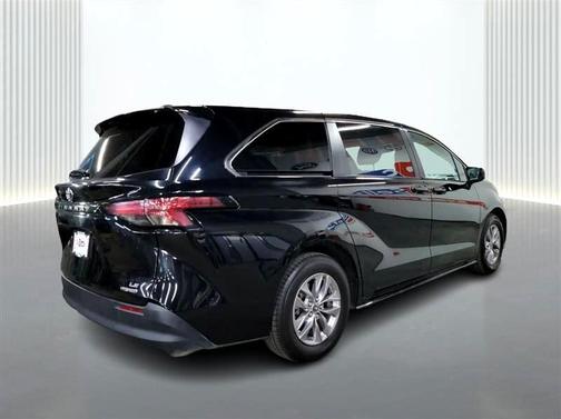 2022 Toyota Sienna LE