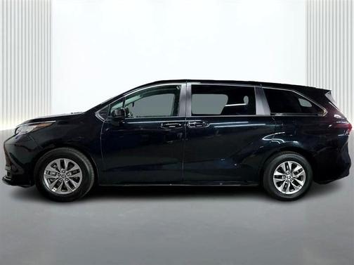 2022 Toyota Sienna LE