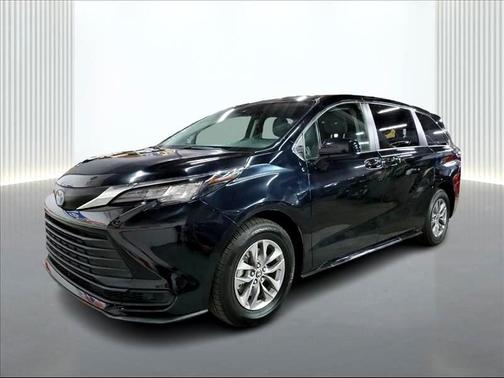 2022 Toyota Sienna LE