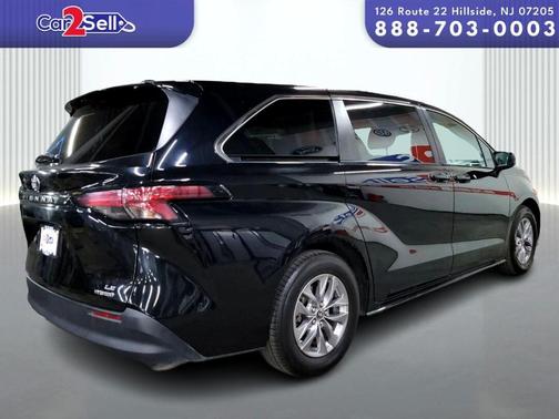 2022 Toyota Sienna LE